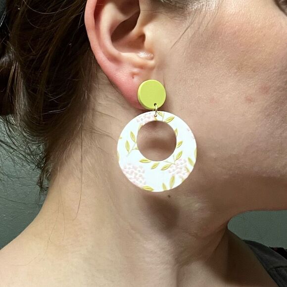 Flower Detail Circle
Shaped Hollow Out Acrylic
Pendant Earrings - Picture 6 of 10